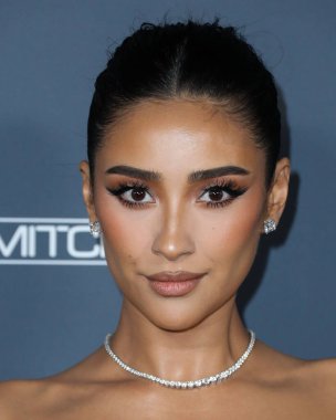 JustDesi 'nin takılarını takan aktris Shay Mitchell, 13 Kasım 2021' de Amerika Birleşik Devletleri 'nin Los Angeles, Kaliforniya, Batı Hollywood' daki Pacific Design Center 'da düzenlenen Bebek 10 yıllık galasına geldi.. 