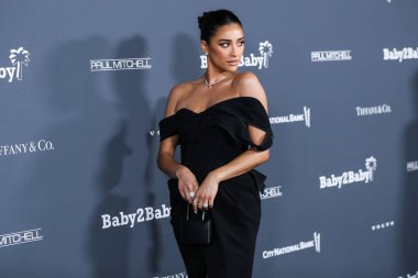 JustDesi 'nin takılarını takan aktris Shay Mitchell, 13 Kasım 2021' de Amerika Birleşik Devletleri 'nin Los Angeles, Kaliforniya, Batı Hollywood' daki Pacific Design Center 'da düzenlenen Bebek 10 yıllık galasına geldi.. 