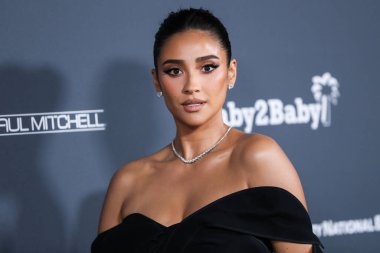 JustDesi 'nin takılarını takan aktris Shay Mitchell, 13 Kasım 2021' de Amerika Birleşik Devletleri 'nin Los Angeles, Kaliforniya, Batı Hollywood' daki Pacific Design Center 'da düzenlenen Bebek 10 yıllık galasına geldi.. 