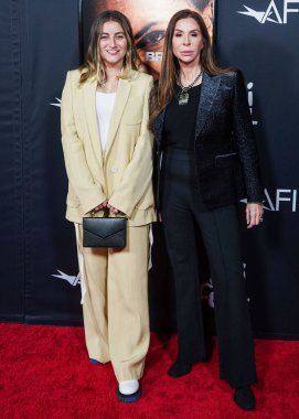 Gillian Hormel ve Mary Aloe, 13 Kasım 2021 'de Hollywood, Los Angeles, Kaliforniya, ABD' deki TCL Çin Tiyatrosu IMAX 'ta düzenlenen Netflix' in 'Bruised' adlı filminin resmi gösterimi olan 2021 AFI Festivali 'ne geldiler..