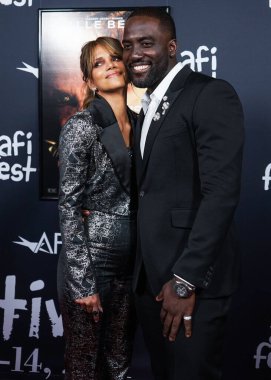 Aktris Halle Berry ve aktör Shamier Anderson, 13 Kasım 2021 'de Hollywood, Los Angeles, Kaliforniya, ABD' de düzenlenen TCL Çin Tiyatrosu IMAX 'te düzenlenen Netflix' in 'Bruised' adlı filminin resmi gösterimine geldiler..