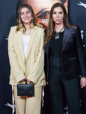 Gillian Hormel ve Mary Aloe, 13 Kasım 2021 'de Hollywood, Los Angeles, Kaliforniya, ABD' deki TCL Çin Tiyatrosu IMAX 'ta düzenlenen Netflix' in 'Bruised' adlı filminin resmi gösterimi olan 2021 AFI Festivali 'ne geldiler..