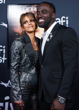 Aktris Halle Berry ve aktör Shamier Anderson, 13 Kasım 2021 'de Hollywood, Los Angeles, Kaliforniya, ABD' de düzenlenen TCL Çin Tiyatrosu IMAX 'te düzenlenen Netflix' in 'Bruised' adlı filminin resmi gösterimine geldiler..