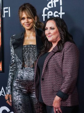 Aktris Halle Berry ve Shannon Knapp, 13 Kasım 2021 'de Hollywood, Los Angeles, Kaliforniya, ABD' deki TCL Çin Tiyatrosu IMAX 'te düzenlenen Netflix' in 'Bruised' adlı filminin resmi gösterimine geldiler..