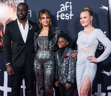 Shamier Anderson, Halle Berry, Danny Boyd Jr. ve Valentina Shevchenko, 13 Kasım 2021 'de Hollywood, Los Angeles, Kaliforniya, ABD' de düzenlenen TCL Çin Tiyatrosu IMAX 'te düzenlenen Netflix' in 'Bruised' adlı resmî gösterimine geldiler..