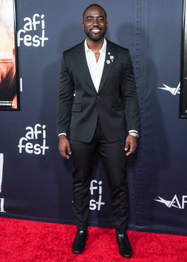 Aktör Shamier Anderson, 13 Kasım 2021 'de Hollywood, Los Angeles, Kaliforniya, ABD' deki TCL Çin Tiyatrosu IMAX 'te düzenlenen Netflix' in 'Bruised' adlı filminin resmi gösterimine geldi..