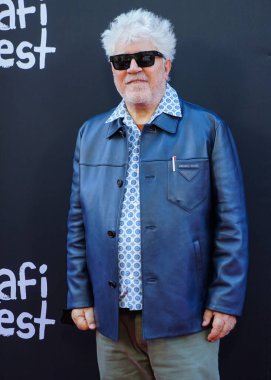 Yönetmen Pedro Almodovar, 13 Kasım 2021 'de Hollywood, Los Angeles, Kaliforniya, ABD' deki TCL Çin Tiyatrosu IMAX 'te düzenlenen Sony Pictures' Paralel Anneler 'in 2021 yılındaki galasına geldi..