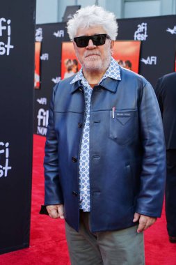 Yönetmen Pedro Almodovar, 13 Kasım 2021 'de Hollywood, Los Angeles, Kaliforniya, ABD' deki TCL Çin Tiyatrosu IMAX 'te düzenlenen Sony Pictures' Paralel Anneler 'in 2021 yılındaki galasına geldi..
