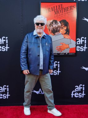 Yönetmen Pedro Almodovar, 13 Kasım 2021 'de Hollywood, Los Angeles, Kaliforniya, ABD' deki TCL Çin Tiyatrosu IMAX 'te düzenlenen Sony Pictures' Paralel Anneler 'in 2021 yılındaki galasına geldi..