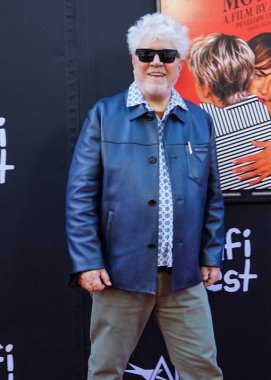 Yönetmen Pedro Almodovar, 13 Kasım 2021 'de Hollywood, Los Angeles, Kaliforniya, ABD' deki TCL Çin Tiyatrosu IMAX 'te düzenlenen Sony Pictures' Paralel Anneler 'in 2021 yılındaki galasına geldi..