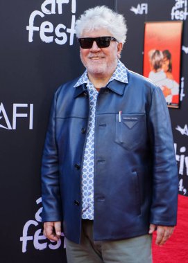 Yönetmen Pedro Almodovar, 13 Kasım 2021 'de Hollywood, Los Angeles, Kaliforniya, ABD' deki TCL Çin Tiyatrosu IMAX 'te düzenlenen Sony Pictures' Paralel Anneler 'in 2021 yılındaki galasına geldi..