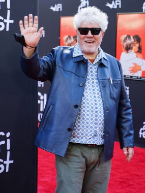 Yönetmen Pedro Almodovar, 13 Kasım 2021 'de Hollywood, Los Angeles, Kaliforniya, ABD' deki TCL Çin Tiyatrosu IMAX 'te düzenlenen Sony Pictures' Paralel Anneler 'in 2021 yılındaki galasına geldi..