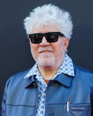 Yönetmen Pedro Almodovar, 13 Kasım 2021 'de Hollywood, Los Angeles, Kaliforniya, ABD' deki TCL Çin Tiyatrosu IMAX 'te düzenlenen Sony Pictures' Paralel Anneler 'in 2021 yılındaki galasına geldi..