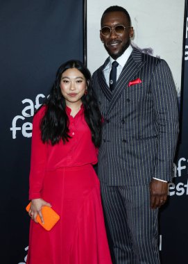 Aktris Awkwafina (Nora Lum) ve aktör Mahershala Ali, 12 Kasım 2021 'de Hollywood, Los Angeles, Kaliforniya, ABD' de düzenlenen TCL Çin Tiyatrosu IMAX 'ta düzenlenen' Kuğu Şarkısı 'filminin dünya prömiyeri olan 2021 AFI Fest' e geldiler..