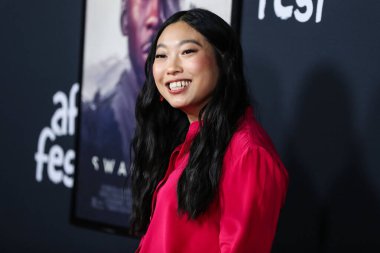 Aktris Awkwafina (Nora Lum), 12 Kasım 2021 'de Hollywood, Los Angeles, Kaliforniya, ABD' deki TCL Çin Tiyatrosu IMAX 'ta düzenlenen 