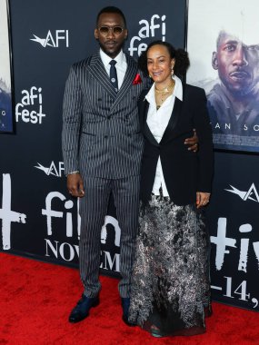 Aktör Mahershala Ali ve eşi Amatus Sami-Karim, 12 Kasım 2021 'de Hollywood, Los Angeles, Kaliforniya, ABD' deki TCL Çin Tiyatrosu IMAX 'ta düzenlenen Apple' ın Orijinal Filmleri 'Swan Song' filminin dünya prömiyerine geldiler.. 