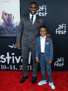 Aktörler Mahershala Ali ve Dax Rey, 12 Kasım 2021 'de Hollywood, Los Angeles, Kaliforniya, ABD' de düzenlenen TCL Çin Tiyatrosu IMAX 'ta düzenlenen 
