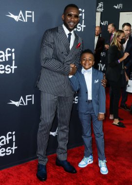 Aktörler Mahershala Ali ve Dax Rey, 12 Kasım 2021 'de Hollywood, Los Angeles, Kaliforniya, ABD' de düzenlenen TCL Çin Tiyatrosu IMAX 'ta düzenlenen 
