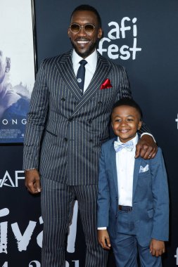 Aktörler Mahershala Ali ve Dax Rey, 12 Kasım 2021 'de Hollywood, Los Angeles, Kaliforniya, ABD' de düzenlenen TCL Çin Tiyatrosu IMAX 'ta düzenlenen 