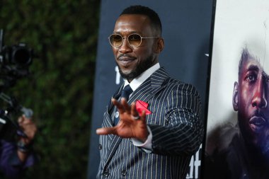 Aktör Mahershala Ali, 12 Kasım 2021 'de Hollywood, Los Angeles, Kaliforniya, ABD' de düzenlenen TCL Çin Tiyatrosu IMAX 'ta düzenlenen 2021 AFI Fest - Apple' ın Dünya Gala Filmleri 'Kuğu Şarkısı' na geldi..