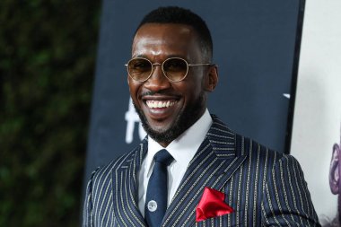 Aktör Mahershala Ali, 12 Kasım 2021 'de Hollywood, Los Angeles, Kaliforniya, ABD' de düzenlenen TCL Çin Tiyatrosu IMAX 'ta düzenlenen 2021 AFI Fest - Apple' ın Dünya Gala Filmleri 'Kuğu Şarkısı' na geldi..