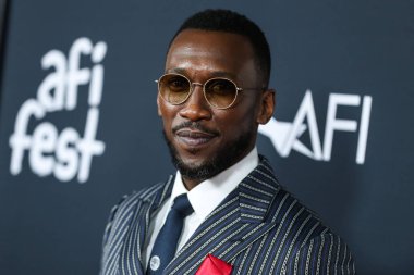 Aktör Mahershala Ali, 12 Kasım 2021 'de Hollywood, Los Angeles, Kaliforniya, ABD' de düzenlenen TCL Çin Tiyatrosu IMAX 'ta düzenlenen 2021 AFI Fest - Apple' ın Dünya Gala Filmleri 'Kuğu Şarkısı' na geldi..