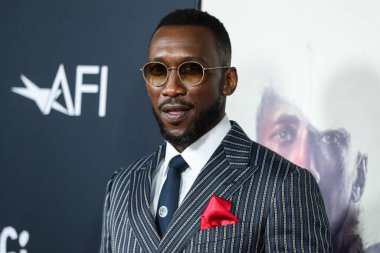 Aktör Mahershala Ali, 12 Kasım 2021 'de Hollywood, Los Angeles, Kaliforniya, ABD' de düzenlenen TCL Çin Tiyatrosu IMAX 'ta düzenlenen 2021 AFI Fest - Apple' ın Dünya Gala Filmleri 'Kuğu Şarkısı' na geldi..