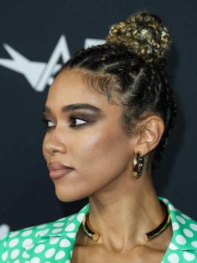 Özel bir Hıristiyan Siriano kıyafeti giyen aktris Alexandra Shipp, Netflix 'in 