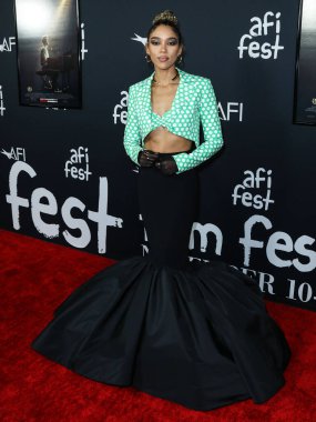 Özel bir Hıristiyan Siriano kıyafeti giyen aktris Alexandra Shipp, Netflix 'in 