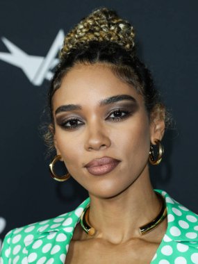 Özel bir Hıristiyan Siriano kıyafeti giyen aktris Alexandra Shipp, Netflix 'in 