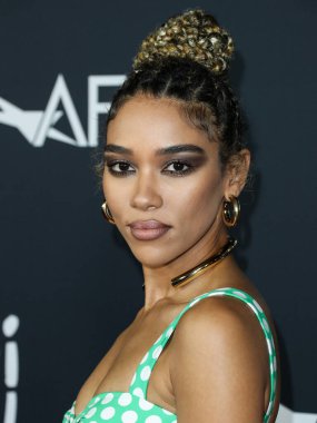 Özel bir Hıristiyan Siriano kıyafeti giyen aktris Alexandra Shipp, Netflix 'in 