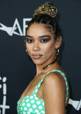 Özel bir Hıristiyan Siriano kıyafeti giyen aktris Alexandra Shipp, Netflix 'in 