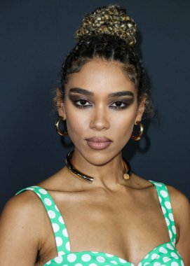 Özel bir Hıristiyan Siriano kıyafeti giyen aktris Alexandra Shipp, Netflix 'in 