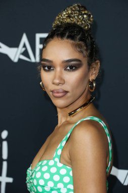 Özel bir Hıristiyan Siriano kıyafeti giyen aktris Alexandra Shipp, Netflix 'in 