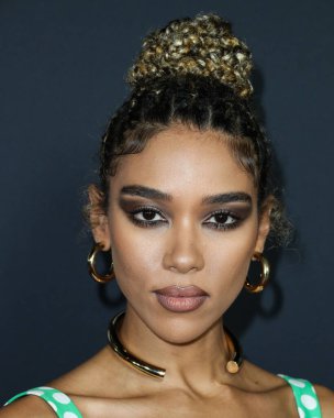 Özel bir Hıristiyan Siriano kıyafeti giyen aktris Alexandra Shipp, Netflix 'in 