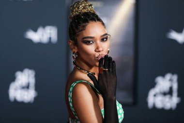 Özel bir Hıristiyan Siriano kıyafeti giyen aktris Alexandra Shipp, Netflix 'in 