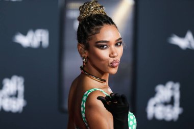 Özel bir Hıristiyan Siriano kıyafeti giyen aktris Alexandra Shipp, Netflix 'in 