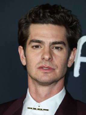 Burgundy Dunhill takımı giyen aktör Andrew Garfield, Netflix 'in 