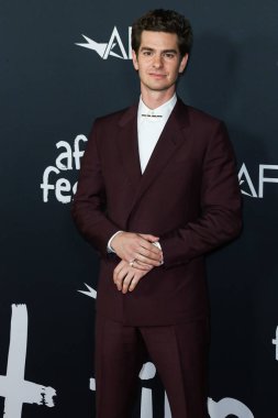 Burgundy Dunhill takımı giyen aktör Andrew Garfield, Netflix 'in 