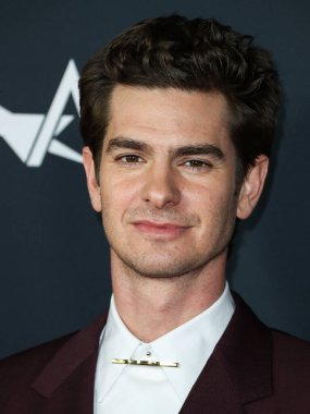 Burgundy Dunhill takımı giyen aktör Andrew Garfield, Netflix 'in 