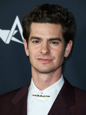 Burgundy Dunhill takımı giyen aktör Andrew Garfield, Netflix 'in 