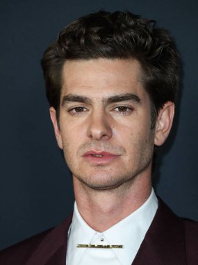 Burgundy Dunhill takımı giyen aktör Andrew Garfield, Netflix 'in 