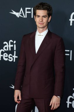 Burgundy Dunhill takımı giyen aktör Andrew Garfield, Netflix 'in 