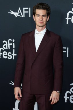 Burgundy Dunhill takımı giyen aktör Andrew Garfield, Netflix 'in 