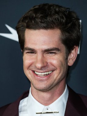 Burgundy Dunhill takımı giyen aktör Andrew Garfield, Netflix 'in 