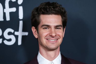 Burgundy Dunhill takımı giyen aktör Andrew Garfield, Netflix 'in 