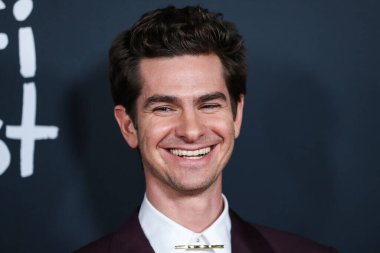 Burgundy Dunhill takımı giyen aktör Andrew Garfield, Netflix 'in 