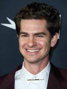 Burgundy Dunhill takımı giyen aktör Andrew Garfield, Netflix 'in 