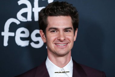 Burgundy Dunhill takımı giyen aktör Andrew Garfield, Netflix 'in 