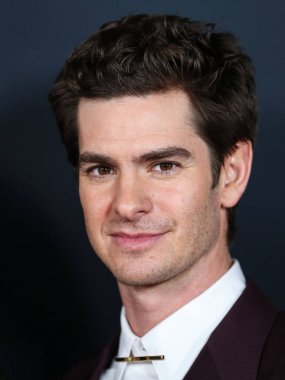 Burgundy Dunhill takımı giyen aktör Andrew Garfield, Netflix 'in 